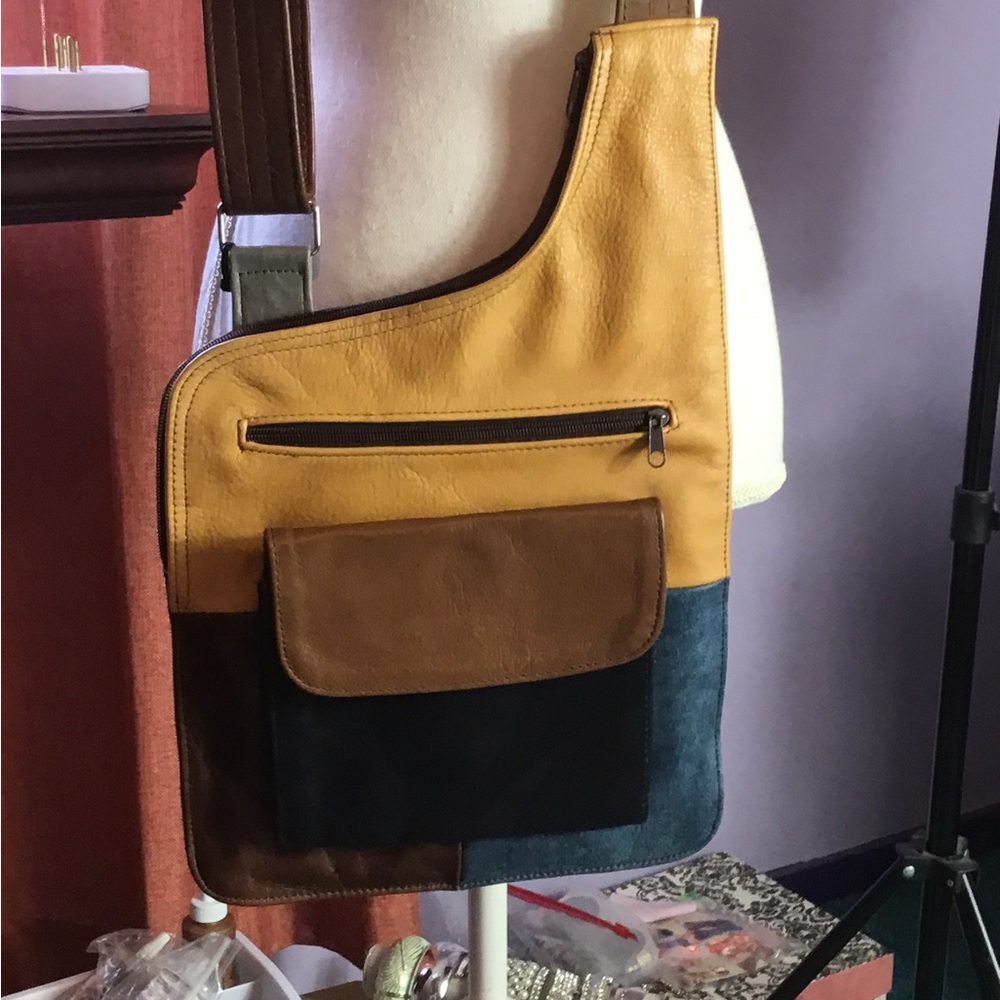 Classic Tan Leather Shoulder Bag - Timeless Women's Handbag - Picture 6 of 14